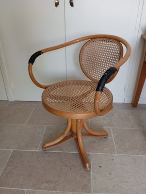 une chaise posée sur le sol de la pièce