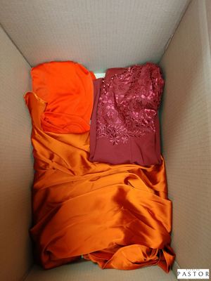 une boîte contenant des vêtements