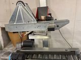 une photo d'une machine qui travaille sur une pièce de métal