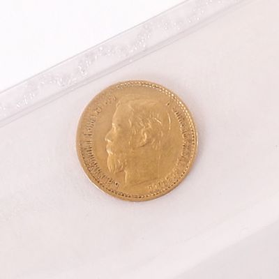 une pièce d'or dans un récipient en plastique transparent