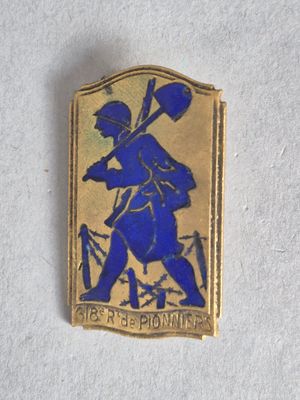 un pin's bleu et doré représentant un homme tenant une batte de baseball