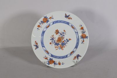 une assiette bleue et blanche ornée de fleurs orange