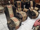 un grand nombre de chaises dans une pièce