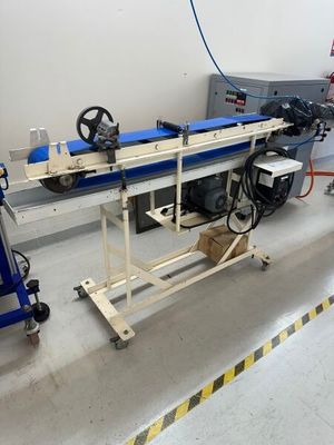 une machine posée sur une table dans une pièce