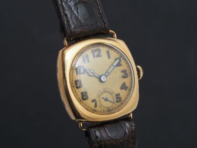 une photo d'une montre-bracelet plaquée or avec un bracelet en cuir marron