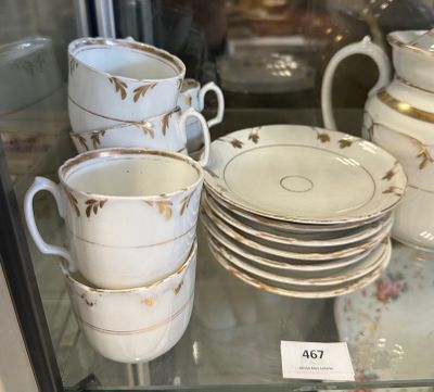 de nombreuses tasses et soucoupes exposées dans une vitrine