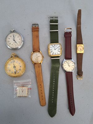 Plusieurs modèles de montres sont disposés sur une table