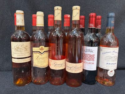 Plusieurs bouteilles de vin sont alignées sur une surface noire