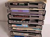 une pile de jeux vidéo empilés les uns sur les autres