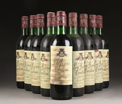 six bouteilles de vin sont alignées sur une table