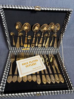 une boîte noire et blanche contenant de l'argenterie