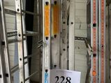 de nombreuses échelles qui ont été disposées dans une pièce