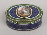 une boîte bleue et verte sur laquelle figure l'image d'un homme et d'une femme