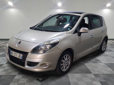 la photo d'une voiture argentée garée dans un garage