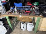 de nombreux outils sur un établi dans un garage