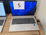 deux ordinateurs portables posés sur un bureau