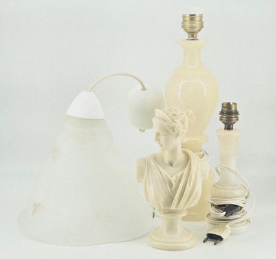 LOT. Réunion de deux pieds de lampe en albatre (Hauteur tota…