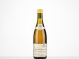 une bouteille de vin blanc posée sur une table