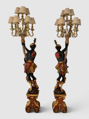 paire de candélabres anciens en bronze et bois représentant un homme à cheval tenant un lustre