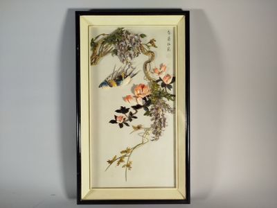 tableau représentant un oiseau et des fleurs, dans un cadre noir, accroché au mur