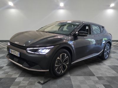 la voiture grise est garée sur un sol en damier dans le garage