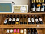 de nombreuses bouteilles de vin sur les étagères du magasin