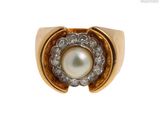 une image d'une bague ornée d'une perle et de diamants