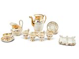 un ensemble d'objets en porcelaine posés sur une surface blanche