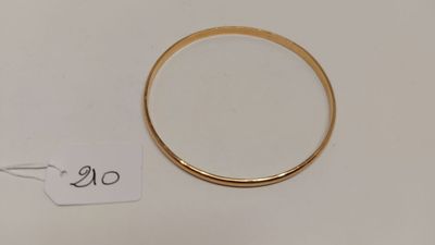 gros plan d'une bague en or portant une étiquette de prix