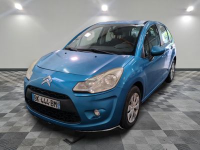 la voiture bleue est garée dans le garage sur le sol en damier