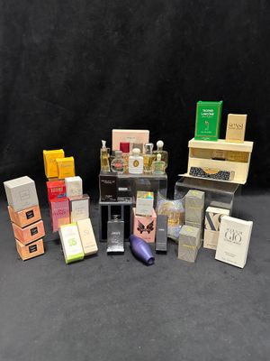 de nombreux types de parfums et de coffrets différents sur la table