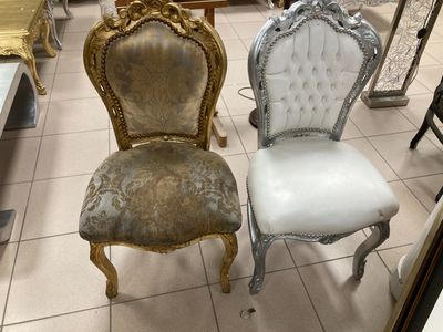 deux chaises assises l'une à côté de l'autre dans une pièce