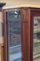 Vitrine droite en acajou sculpté, bronze et laiton doré cise… (photo 4)