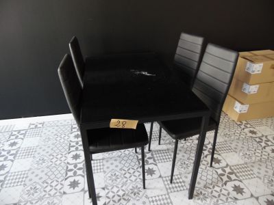 5 Tables, 16 chaises et 1 étagère - situé 26 rue Audry de Pu…