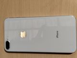 un gros plan d'un iPhone blanc avec le logo Apple au dos