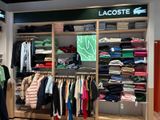 un magasin de vêtements où les articles sont exposés dans la boutique
