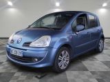 la photo d'une voiture bleue garée dans un garage