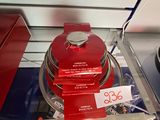 une pile de boîtes rouges posée sur une étagère en verre
