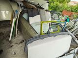 beaucoup de bric-à-brac dans le jardin derrière la maison
