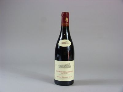 une bouteille de vin posée sur une table