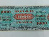 un gros plan d'un billet de banque posé sur une surface blanche