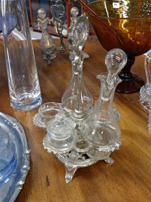 il y a beaucoup d'objets en verre sur la table dans la pièce
