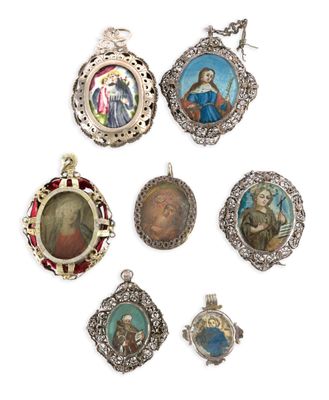 Plusieurs images différentes de Jésus et d'autres objets religieux sont exposées