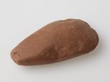 un rocher brun posé sur une surface blanche, avec un fond blanc
