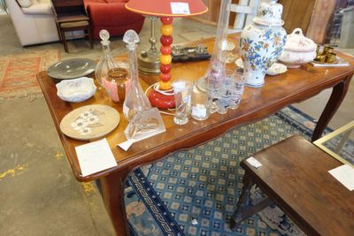 une table sur laquelle se trouvent une lampe et de nombreux verres