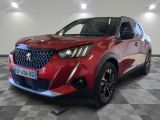 Le SUV rouge est garé dans une pièce au sol carrelé.