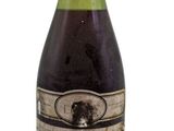 une bouteille de vin posée sur une table