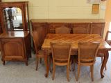 une table et des chaises de salle à manger dans une pièce