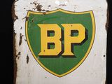 Une ancienne enseigne « BP Energy » est représentée sur fond noir