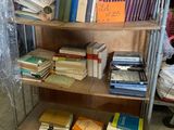 le nombre de livres qui se trouvent sur une étagère dans une pièce